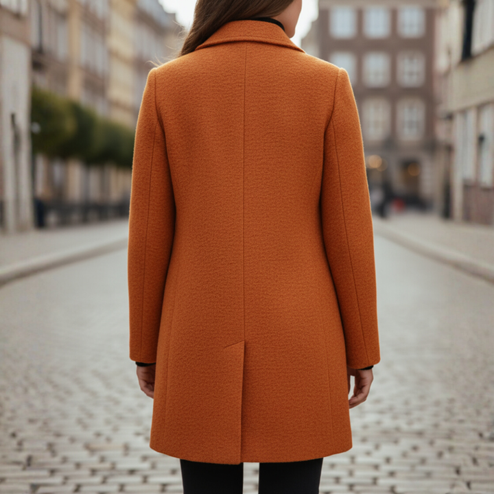 Damenmantel mit schwarzen Knöpfen