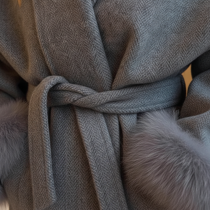 Cappotto Donna in Materiale di Alta Qualità Grigio con Fascia e Polsini in Pelliccia Sintetica