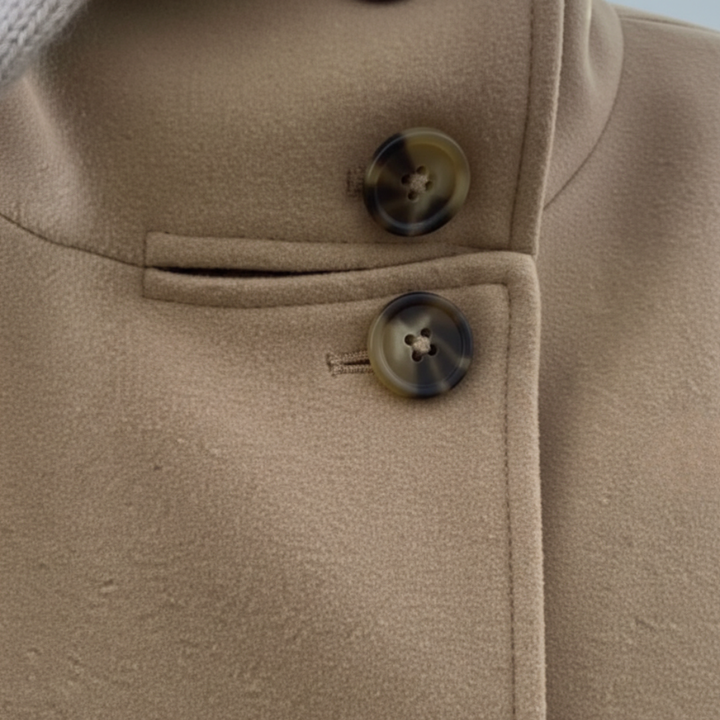 Damenmantel mit Stehkragen und Knöpfen