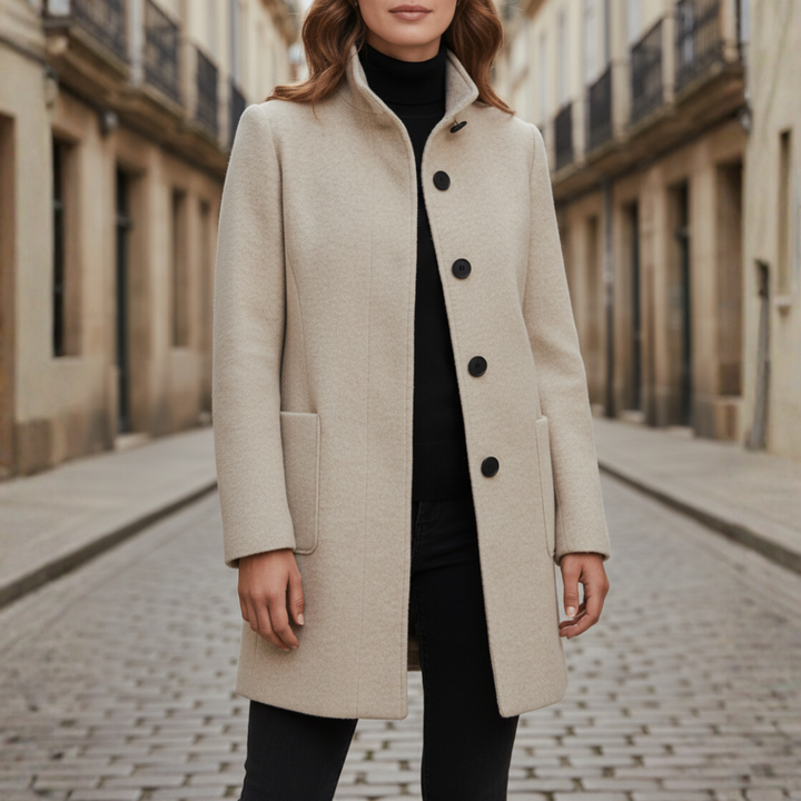 Damenmantel mit schwarzen Knöpfen