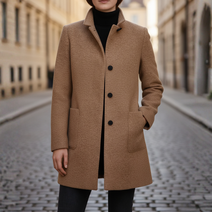 Damenmantel mit schwarzen Knöpfen