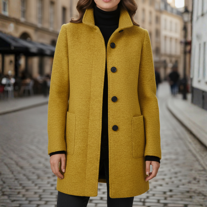 Damenmantel mit schwarzen Knöpfen